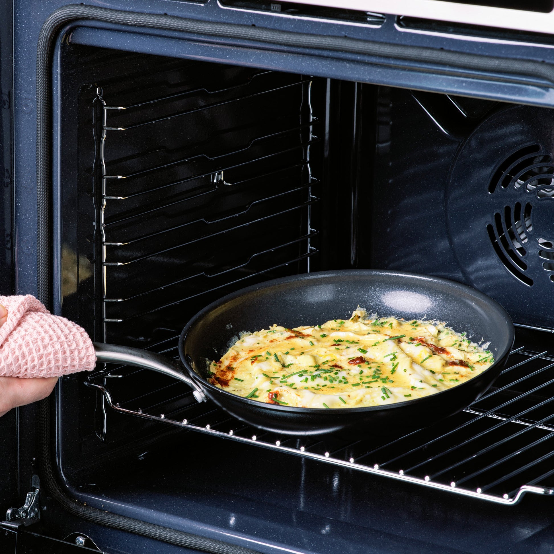 Lima Midnight Braadpan met deksel zwart in oven 