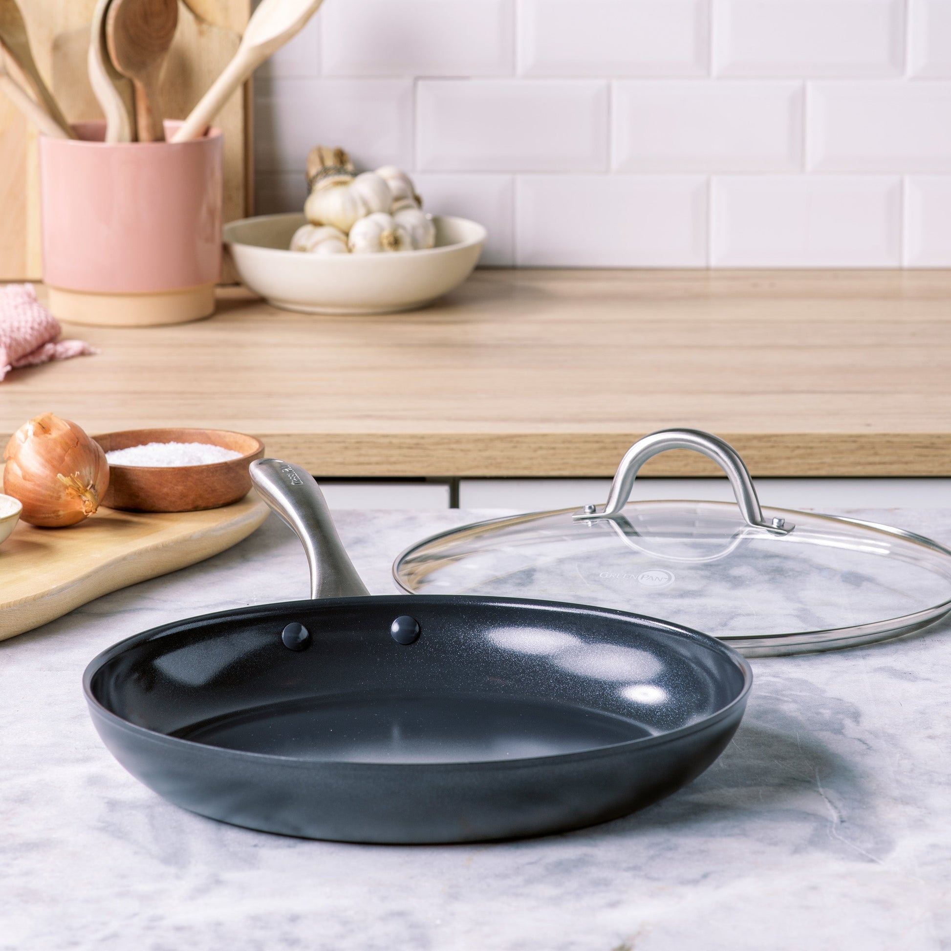 Lima Midnight Braadpan met deksel zwart zijaanzicht